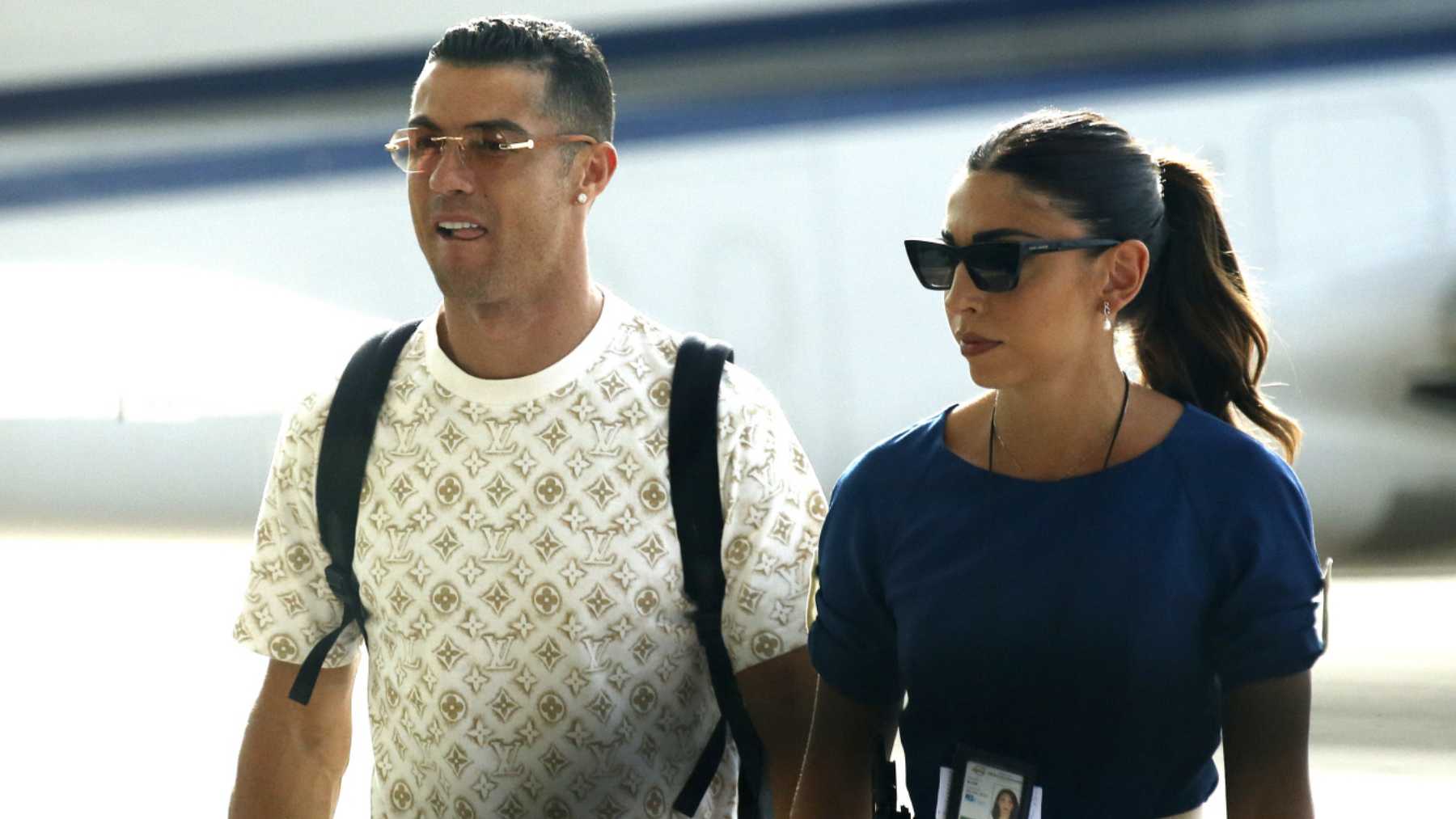Cristiano Ronaldo y Georgina Rodríguez en el aeropuerto / Gtres