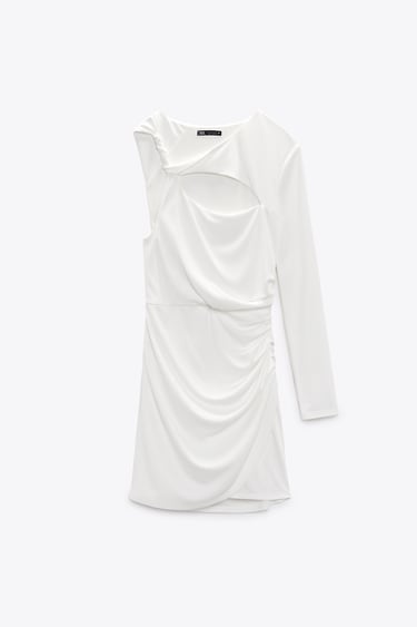 Zara deja alucinado a sus clientes: los 6 vestidos blancos de las rebajas que son ideales para llevar con alpargatas