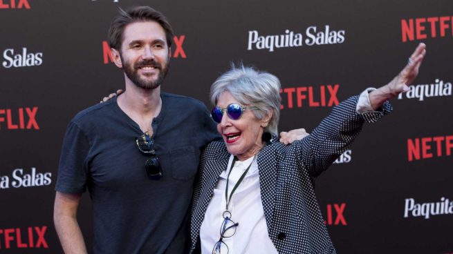 Manuel Velasco junto a su madre, Concha Velasco, en un evento / Gtres