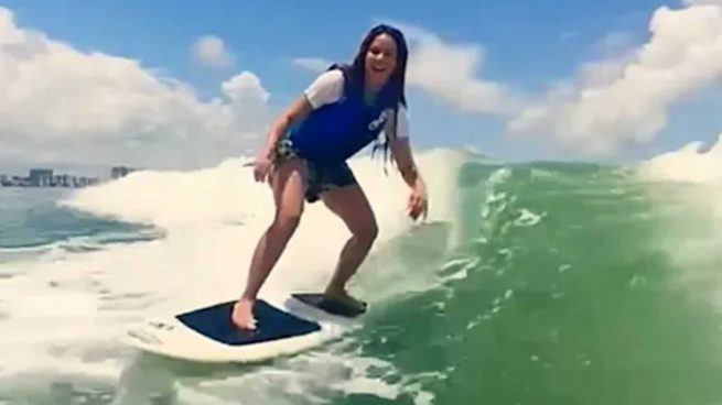 Shakira practicando surf / Instagram