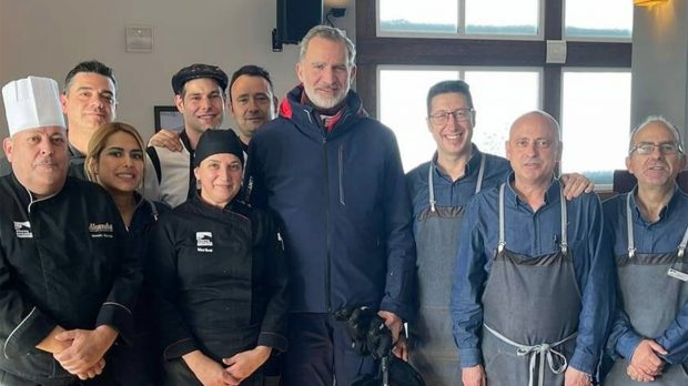 Felipe VI visitando el restaurante La Alcazaba / Facebook