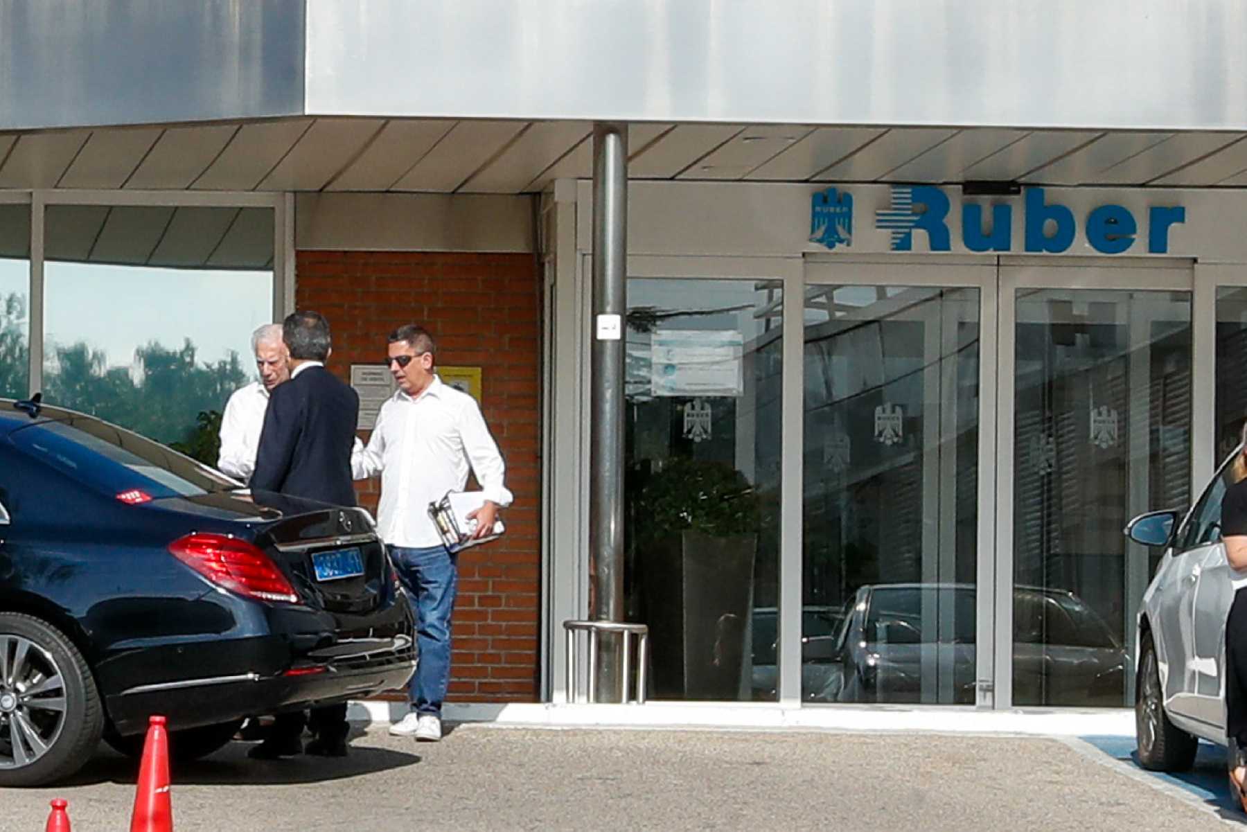 Mario Vargas Llosa a su salida del hospital / Gtres