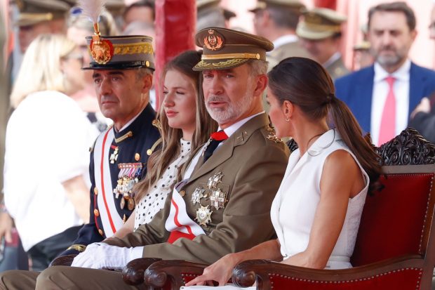 Familia Real durante la entrega de los Reales Despachos de Empleo en la Academia Militar en Zaragoza/ Gtres