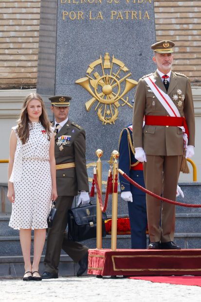 Familia Real durante la entrega de los Reales Despachos de Empleo en la Academia Militar en Zaragoza/ Gtres