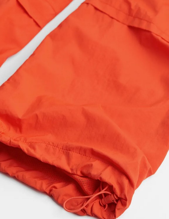 El pantalón paracaídas en nailon y repelente al agua que se ha agotado en el H&M