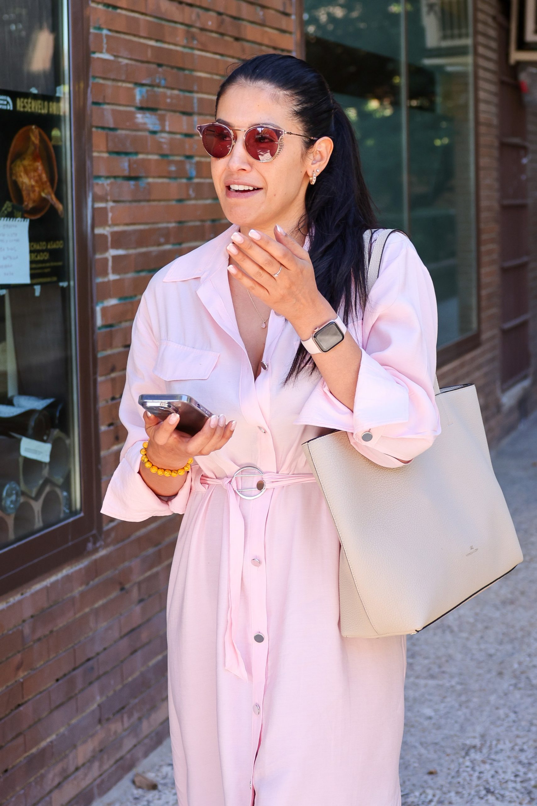 Gabriela Guillén saliendo de un restaurante / GTRES