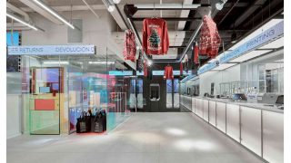 El vestido negro básico que todo armario necesita: largo, con transparencias y sólo está en Lefties