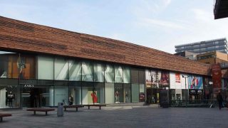 Colas para conseguir las sandalias planas con tejidos de Zara que pegan con todo