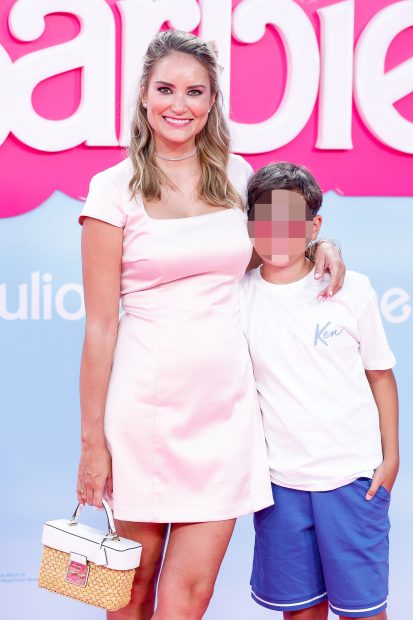 Alba Carrillo y su hijo en la premier de 'Barbie' / Gtres