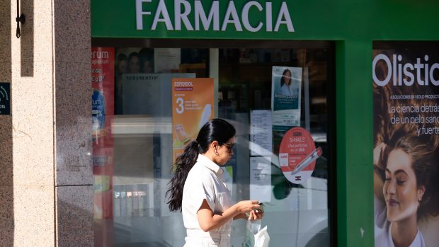 Gabriela Guillén saliendo de una farmacia / Gtres