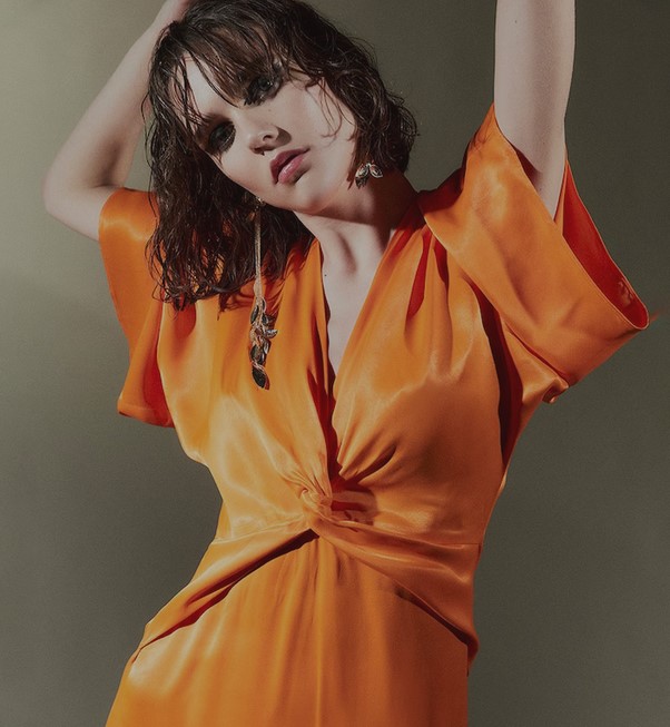 Por menos de 30 euros: el vestido naranja de Sfera que te vas a poner en tu próxima boda
