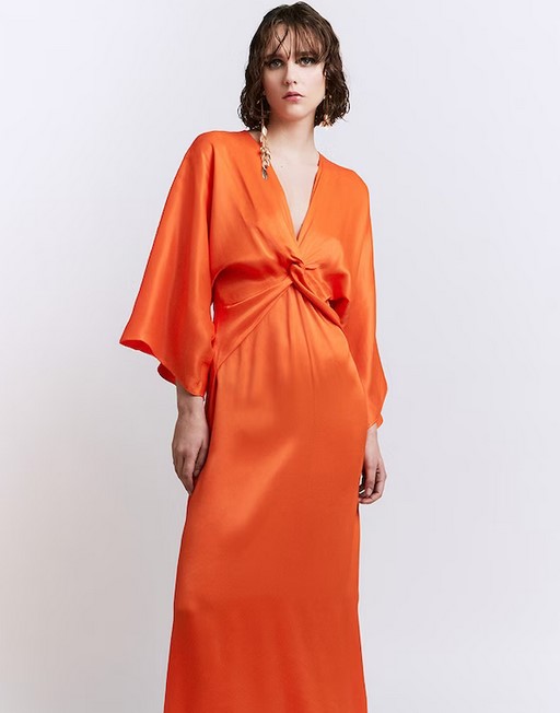 Por menos de 30 euros: el vestido naranja de Sfera que te vas a poner en tu próxima boda