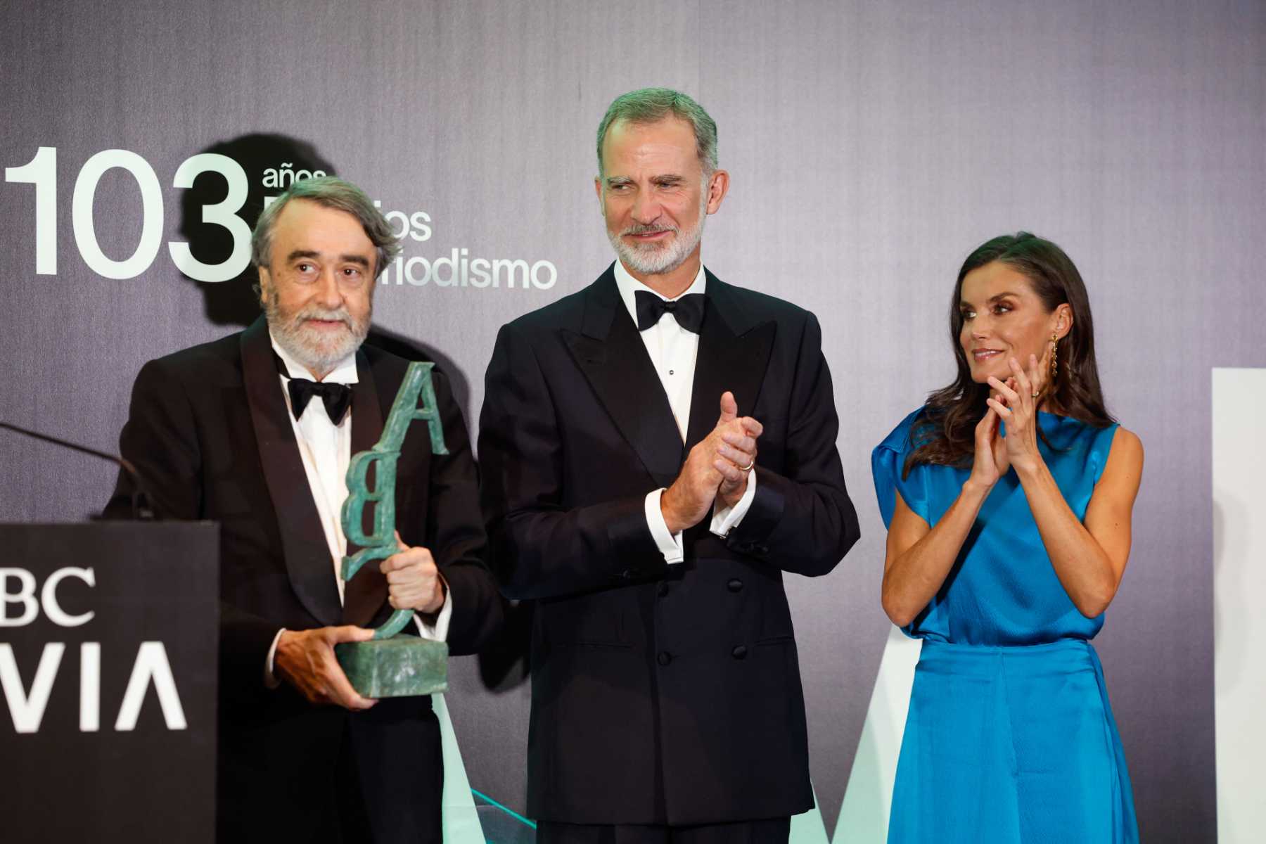 El Rey Felipe y Doña Letizia en los Premios Cavia / Gtres