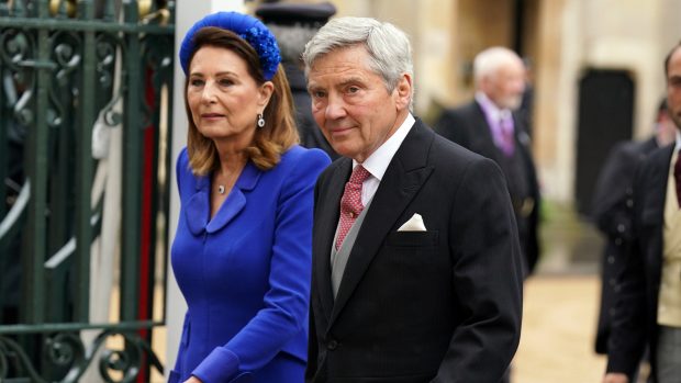 Carole y Michael Middleton durante la coronación de Carlos III / Gtres