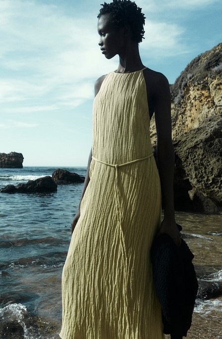 El vestido halter de lino rebajado en Massimo Dutti que no te vas a quitar en todo el verano