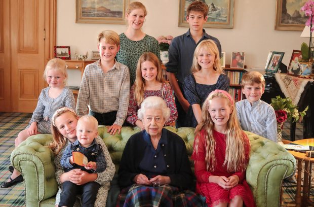 Isabel II y sus nietos en Balmoral / Gtres
