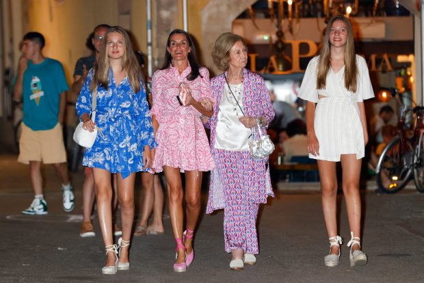 La reina Letizia con sus hijas en Mallorca / GTRES