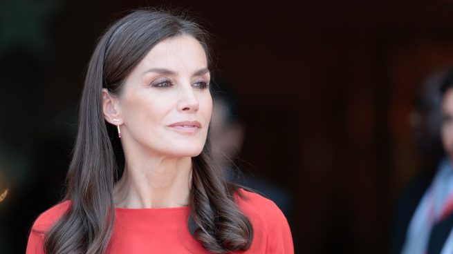 El vestido combinado perfecto para ir a la oficina y que levaría la Reina Letizia