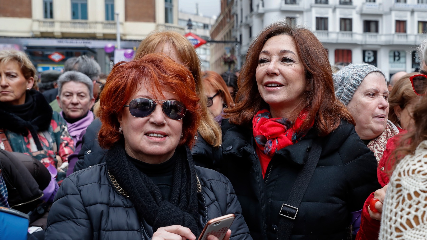 Las periodistas Ana Rosa Quintana y Rosa Villacastín en el acto " las periodistas paramos " durante la huelga general femenina con motivo del día Internacional de la Mujer en Madrid/ Gtres
