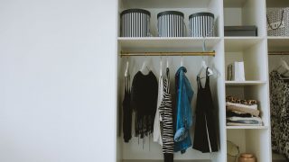 Recupera la armonía: los mejores consejos para reorganizar tu armario después de las vacaciones