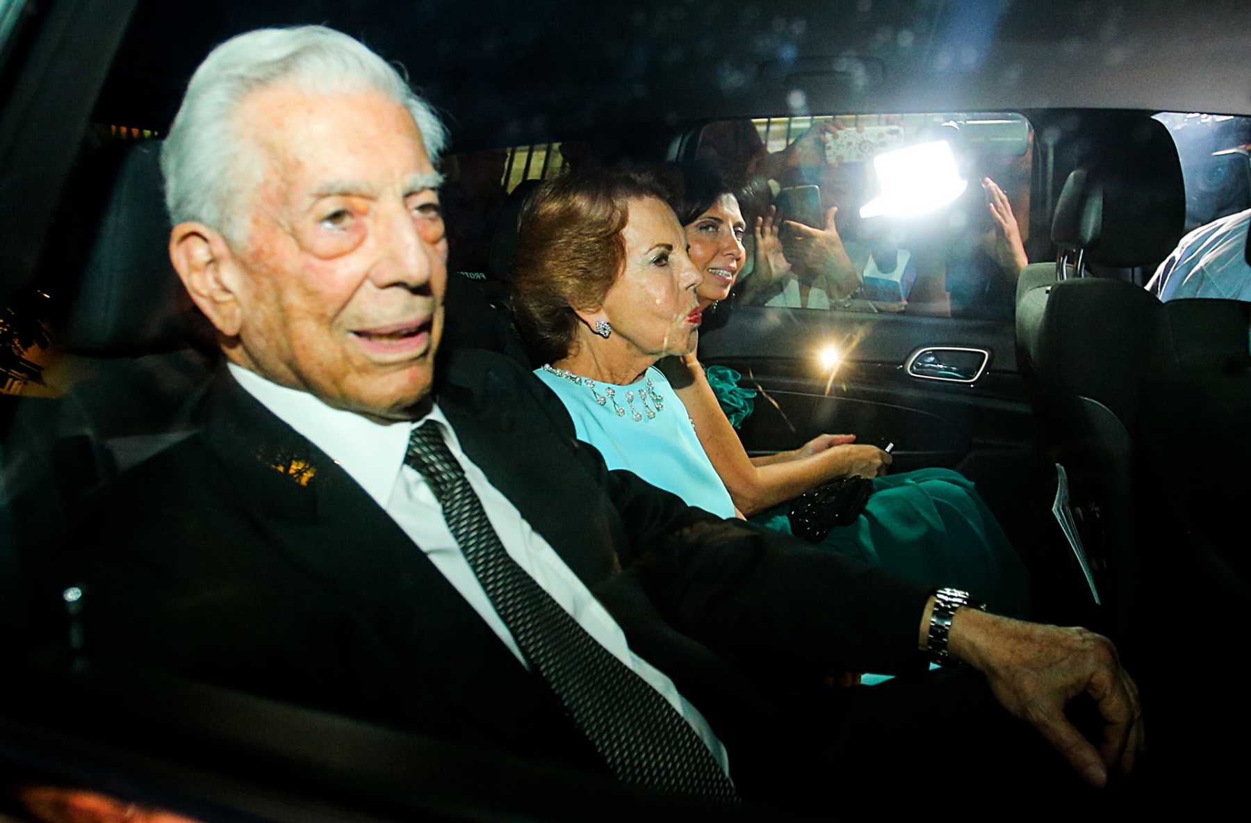 Patricia Llosa y Mario Vargas Llosa en el coche / Gtres