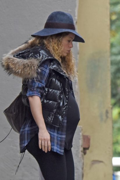 Shakira embarazada por las calles de Barcelona / Gtres