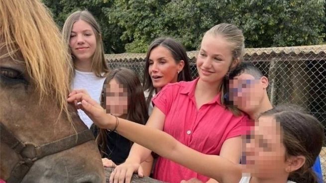 La Reina Letizia y sus hijas en una granja escuela / Instagram