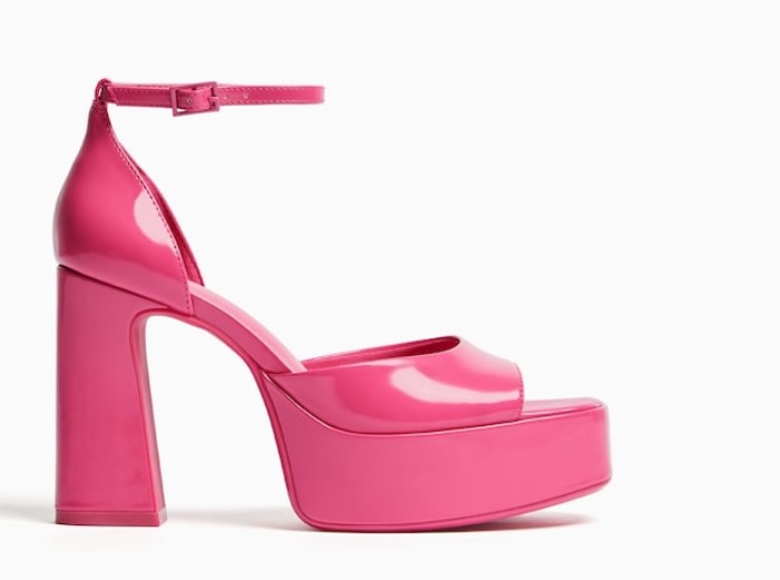Las sandalias de Bershka inspiradas en Barbie más cómodas que te harán unas piernas infinitas