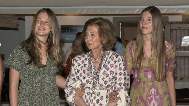 La Princesa Leonor y la Infanta Sofía con su abuela en Mallorca / Gtres