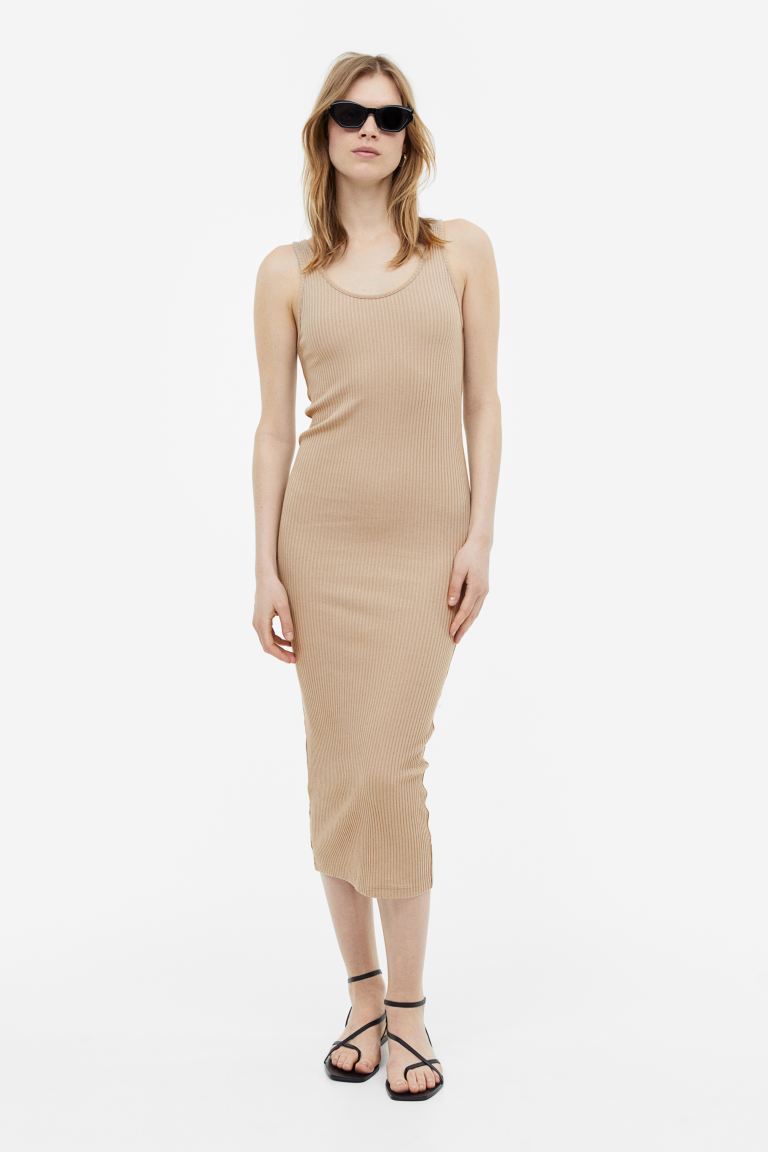 El vestido de punto de H&M que agotan las mujeres de 50 años para llevar  con botines