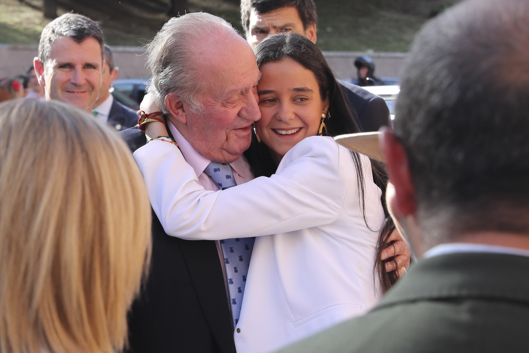 Victoria Federica abrazando a su abuelo / GTRES