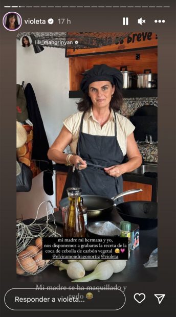 Violeta Mangriñán cocinando con su madre / Instagram