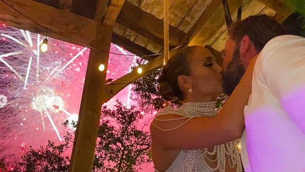 Jennifer Lopez y Ben Affleck el día de su boda / Redes sociales