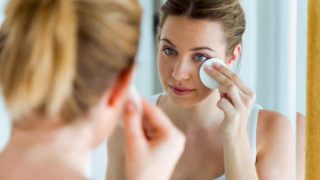 Desmontando el mito de lavarse la cara por las mañanas: las francesas dejaron de hacerlo para lucir más jóvenes