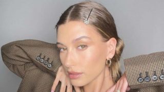 El ‘little black dress’ de cuero va a ser la prenda estrella de este otoño-invierno. Palabra de Hailey Bieber