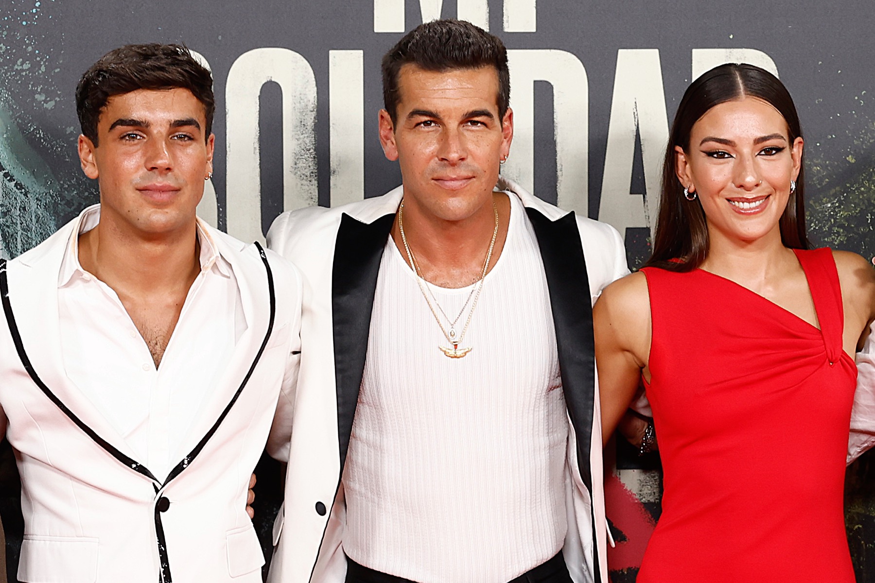 Mario Casas, Candela González y Óscar Casas en la premiere de 'Mi soledad tiene alas'/ Gtres