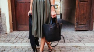 Este vestido negro cárdigan con cinturón de Guess está rebajado al 50% y es superelegante
