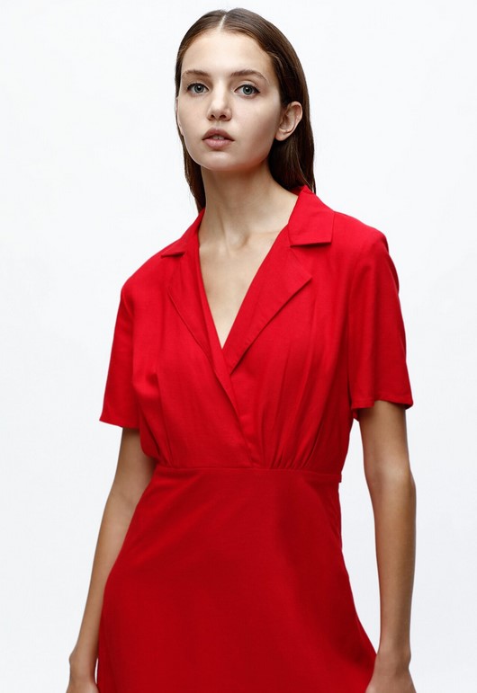 El vestido de Lefties que va de la mano de las tendencias de este otoño: el rojo pasión toma las pasarelas
