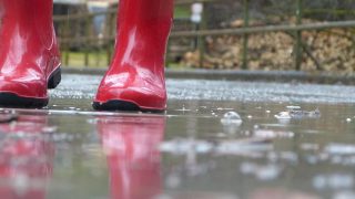 Zalando tiene de oferta las botas de agua de color verde militar ideales para estos días de lluvias
