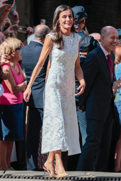 La Reina Letizia con un vestido blanco / Gtres