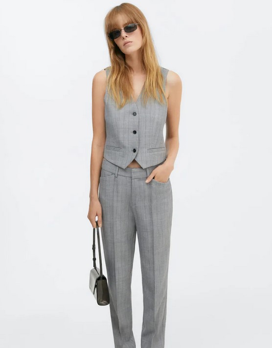 El chaleco sigue siendo tendencia este otoño: estos son los cinco básicos para combinar con una blusa básica