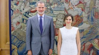 Isabel Díaz Ayuso clona el ‘look’ nupcial de Letizia para encontrarse con el Rey
