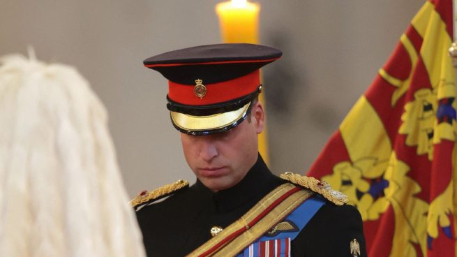 El príncipe Guillermo durante la vigilia en honor a Isabel II / Gtres