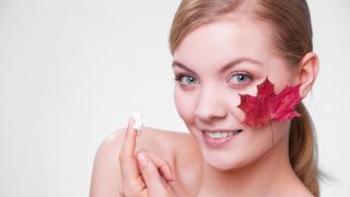 Una modelo aplicándose sérum / GTRES