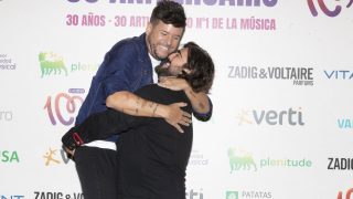 Pablo López y Antonio Orozco dándose un abrazo
