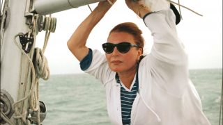 Rocío Jurado posando en un barco