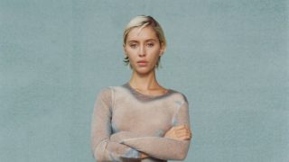 El vestido metalizado más bonito del otoño es de Zara, potencia tus curvas y está causando sensación