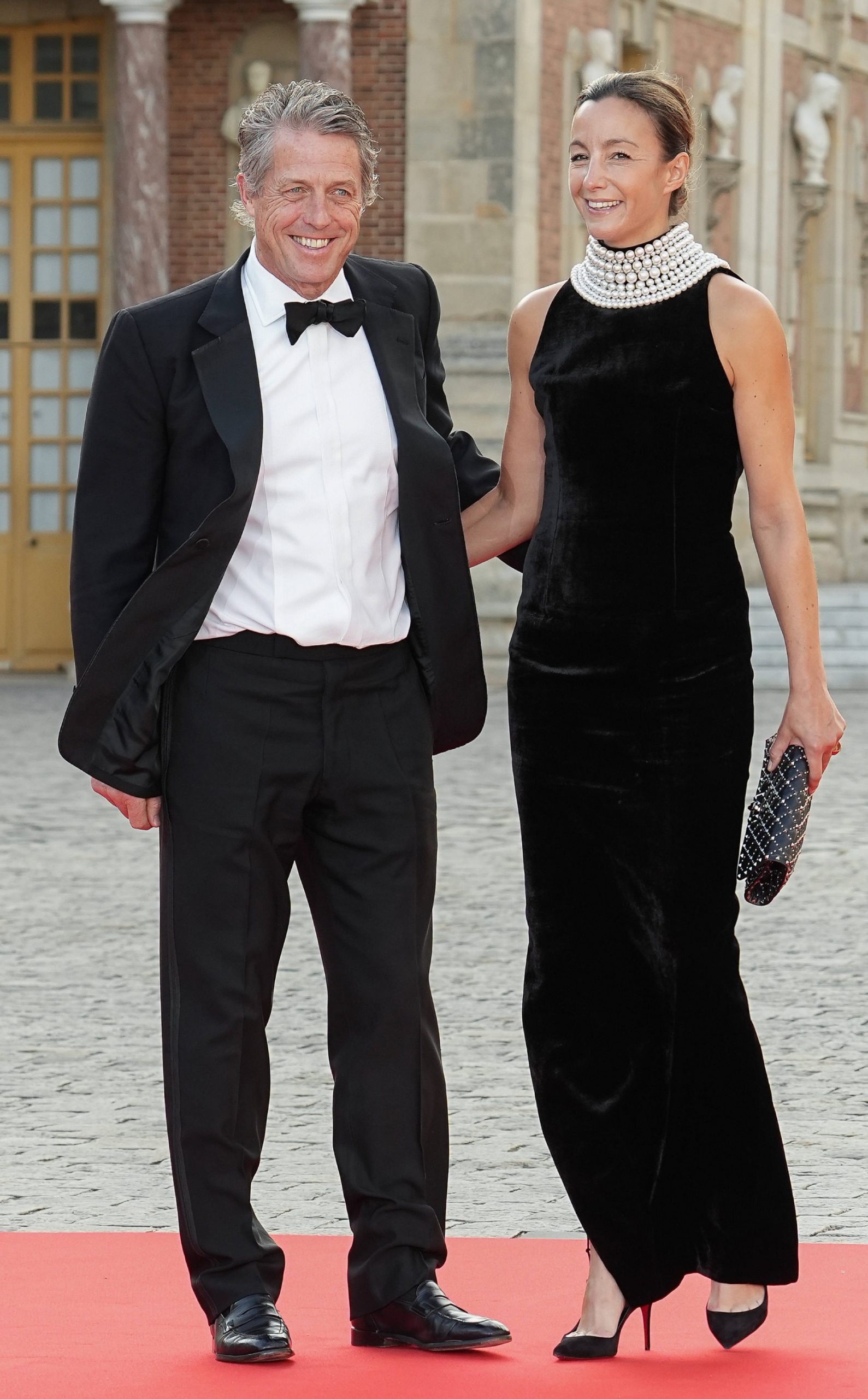 Hugh Grant y Anna Elisabet Eberstein en Versalles/ Gtres