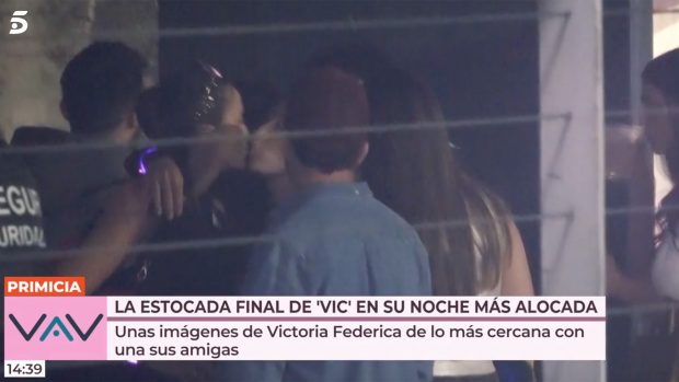 Victoria Federica dándose un beso en la boca con una amiga / Telecinco