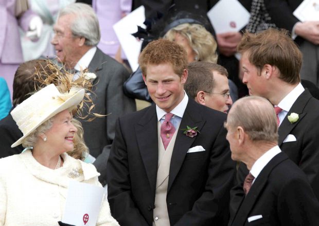 Isabel II y el príncipe Enrique en la boda de Carlos de Inglaterra y Camila de Cornualles / Gtres